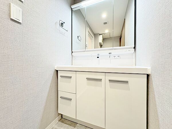 清潔感と心地よさを重視した、上質感漂うパウダールーム。
