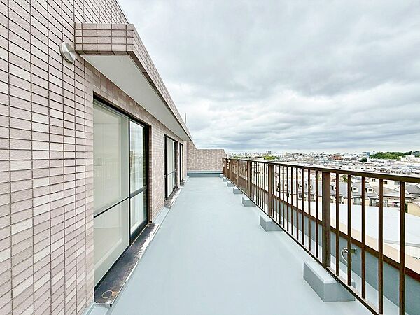 暮らしの中で、光と風を演出してくれるバルコニー。