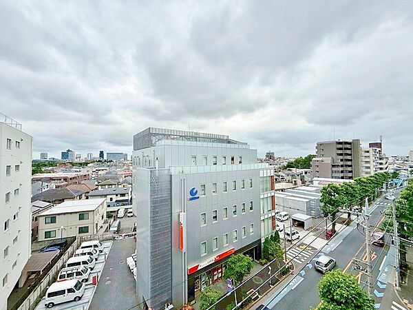 窓を開けると広がる青空。心をリフレッシュして日々を過ごしていきましょう。