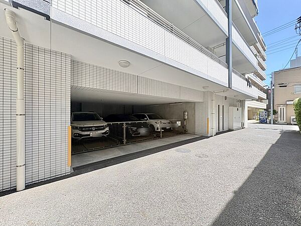 本物件の駐車スペースです。車種制限のある場合もございますので、お気軽にお問い合わせくださいませ。