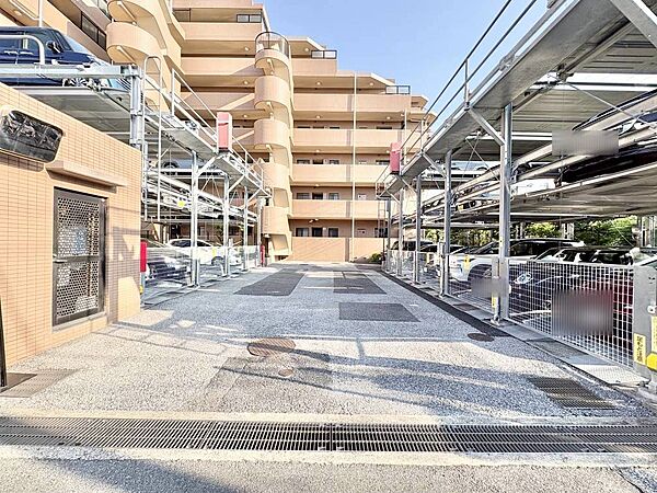 本物件の駐車スペースです。車種制限のある場合もございますので、お気軽にお問い合わせくださいませ。