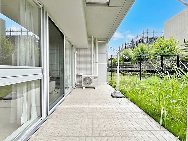 暮らしの中で、光と風を演出してくれるバルコニー。
