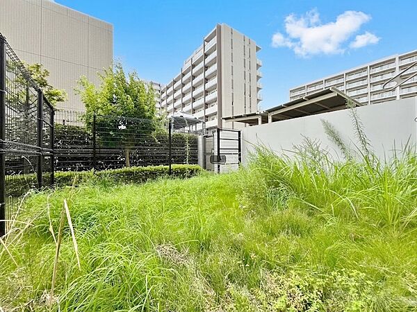 窓を開けると広がる青空。心をリフレッシュして日々を過ごしていきましょう。