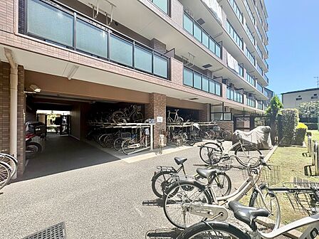 きちんと整備された駐輪場。住む方の心遣いが感じられます。