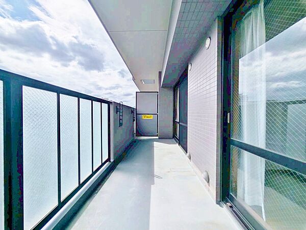 暮らしの中で、光と風を演出してくれるバルコニー。