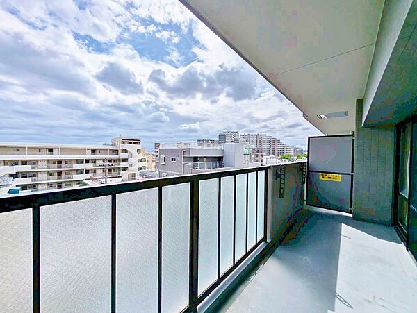 窓を開けると広がる青空。心をリフレッシュして日々を過ごしていきましょう。