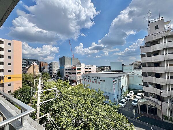 窓を開けると広がる青空。心をリフレッシュして日々を過ごしていきましょう。