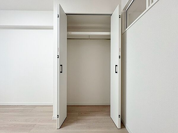 居室にはクローゼットがあり、荷物もスッキリ収納して快適にお過ごしいただけます。