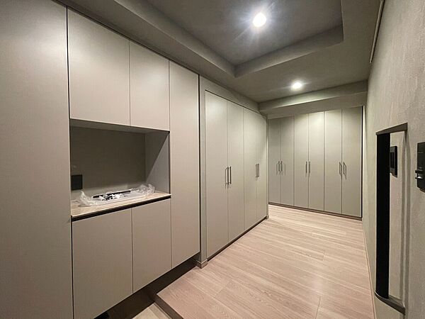 シューズボックスを完備した玄関です。