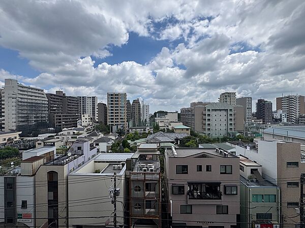 窓を開けると広がる青空。心をリフレッシュして日々を過ごしていきましょう。