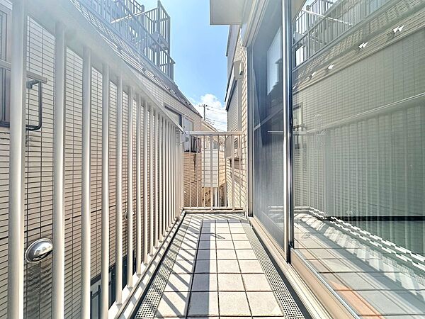 暮らしの中で、光と風を演出してくれるバルコニー。