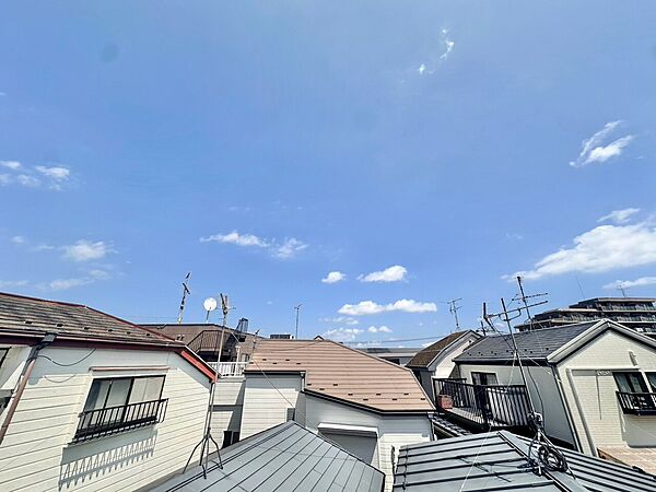 窓を開けると広がる青空。心をリフレッシュして日々を過ごしていきましょう。