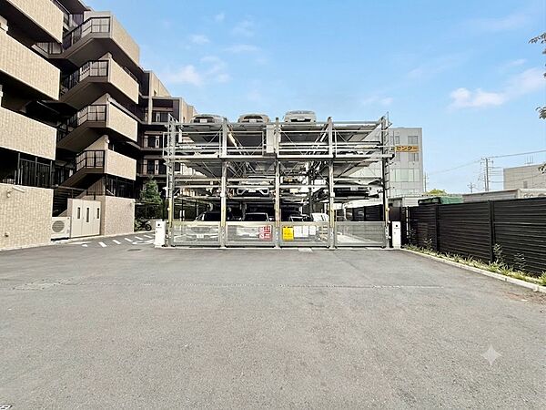 本物件の駐車スペースです。車種制限のある場合もございますので、お気軽にお問い合わせくださいませ。