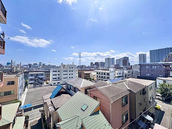 窓を開けると広がる青空。心をリフレッシュして日々を過ごしていきましょう。