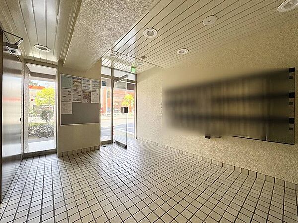 エントランス内部は、管理が行き届き清潔な共有スペースとなっています。