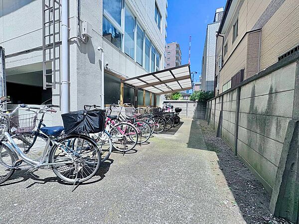 きちんと整備された駐輪場。住む方の心遣いが感じられます。