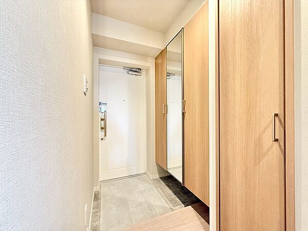 シューズボックスを完備した玄関です。
