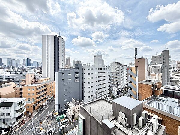 窓を開けると広がる青空。心をリフレッシュして日々を過ごしていきましょう。