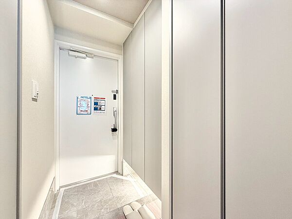 シューズボックスを完備した玄関です。
