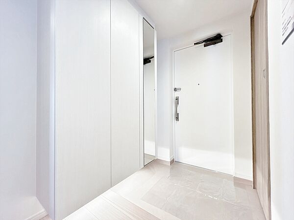 シューズボックスを完備した玄関です。