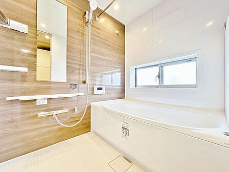 一日の疲れを癒すバスルームは、心地よいリラックスを叶える清潔感溢れる空間です。