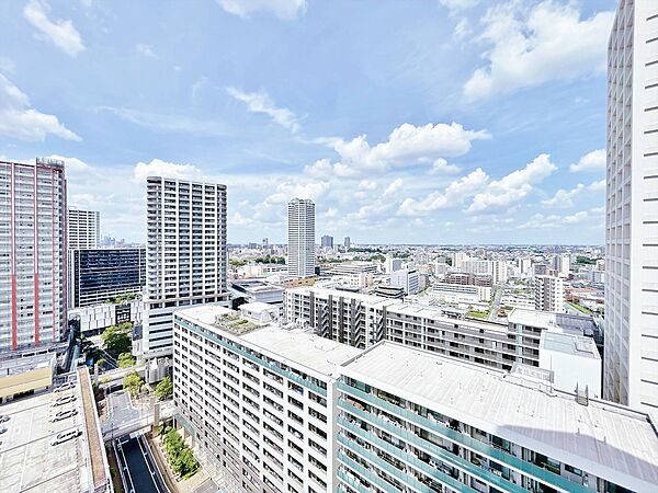 窓を開けると広がる青空。心をリフレッシュして日々を過ごしていきましょう。