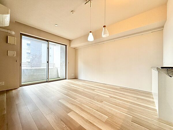 忙しく過ぎゆく日常を置き去るほど、ゆったりした時間が流れるリビング。
