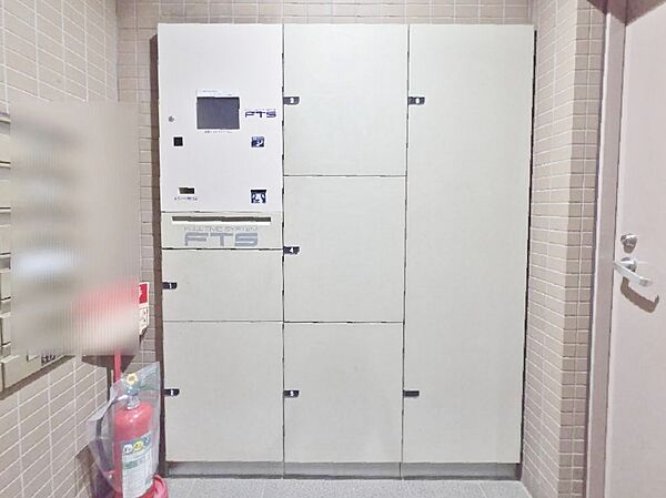 共用部分の宅配ボックスです。留守中の荷物受け取りもできるので、安心して外出ができますね。