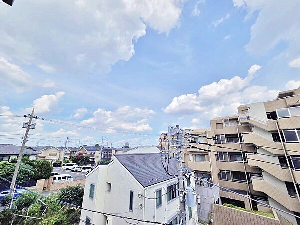窓を開けると広がる青空。心をリフレッシュして日々を過ごしていきましょう。