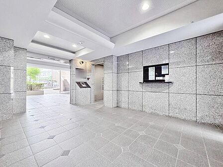 エントランス内部は、管理が行き届き清潔な共有スペースとなっています。