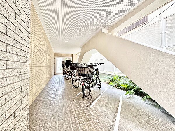 きちんと整備された駐輪場。住む方の心遣いが感じられます。