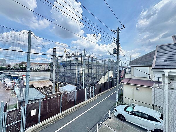 窓を開けると広がる青空。心をリフレッシュして日々を過ごしていきましょう。