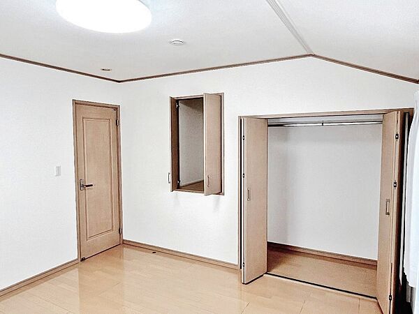 居室にはクローゼットがあり、荷物もスッキリ収納して快適にお過ごしいただけます。