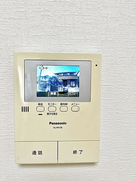 来訪者の様子を室内モニターでチェック。セキュリティ面でも安心です。