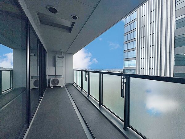 暮らしの中で、光と風を演出してくれるバルコニー。