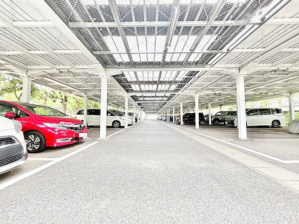 本物件の駐車スペースです。車種制限のある場合もございますので、お気軽にお問い合わせくださいませ。