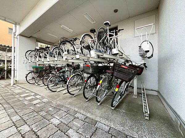 きちんと整備された駐輪場。住む方の心遣いが感じられます。