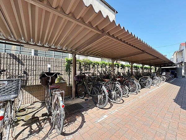 きちんと整備された駐輪場。住む方の心遣いが感じられます。
