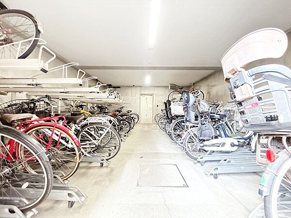 きちんと整備された駐輪場。住む方の心遣いが感じられます。