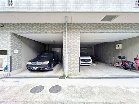 本物件の駐車スペースです。車種制限のある場合もございますので、お気軽にお問い合わせくださいませ。