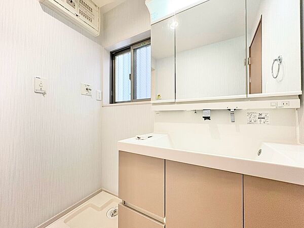 何かと物が増える場所だからこそ、スッキリと見映えの良い空間に。