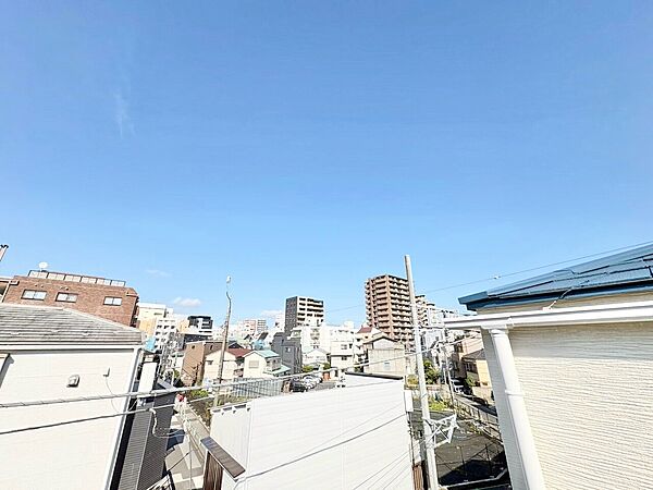 窓を開けると広がる青空。心をリフレッシュして日々を過ごしていきましょう。