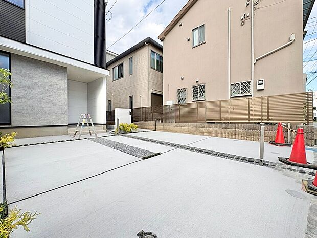 本物件の駐車スペースです。車種制限のある場合もございますので、お気軽にお問い合わせくださいませ。