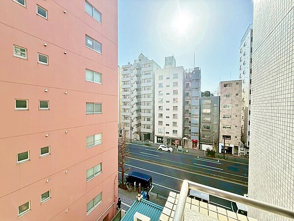 窓を開けると広がる青空。心をリフレッシュして日々を過ごしていきましょう。