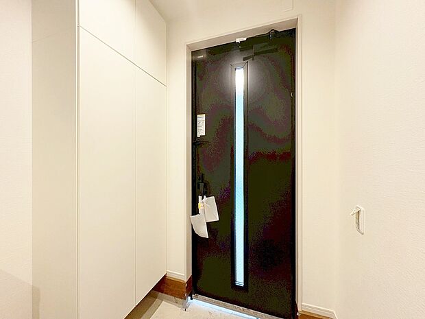 シューズボックスを完備した玄関です。
