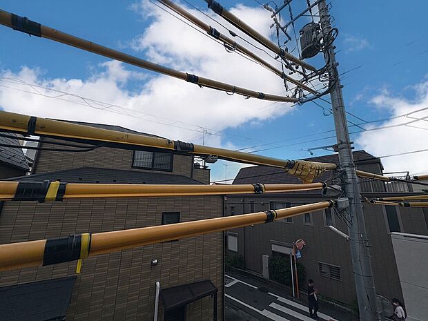 窓を開けると広がる青空。心をリフレッシュして日々を過ごしていきましょう。