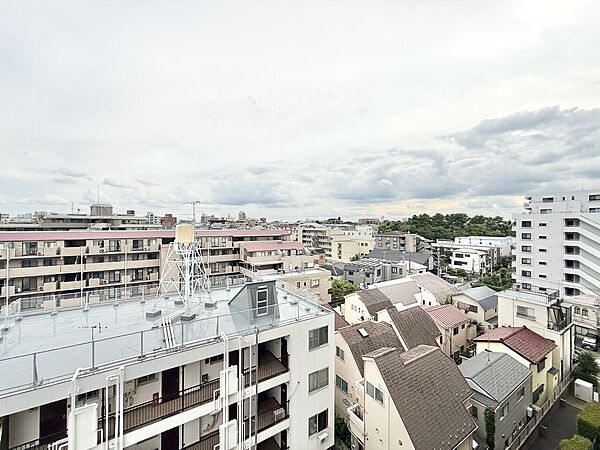 窓を開けると広がる青空。心をリフレッシュして日々を過ごしていきましょう。