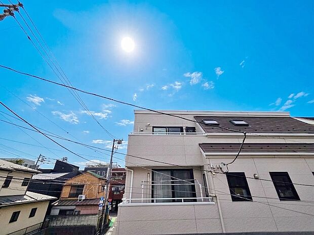 窓を開けると広がる青空。心をリフレッシュして日々を過ごしていきましょう。