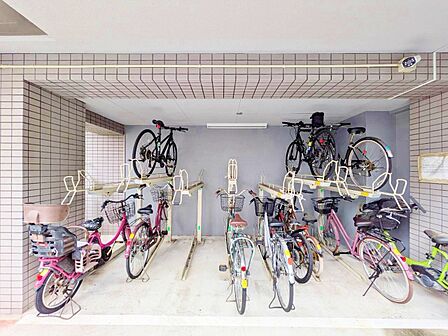 きちんと整備された駐輪場。住む方の心遣いが感じられます。