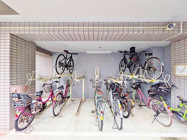 きちんと整備された駐輪場。住む方の心遣いが感じられます。